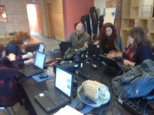Von Wegen Tod des Rundfunks: Bereits um 9 Uhr früh sind die Räume von Radio F.R.E.I gut gefüllt.